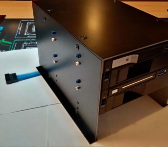 3SSD&3HDD_Cage.JPG